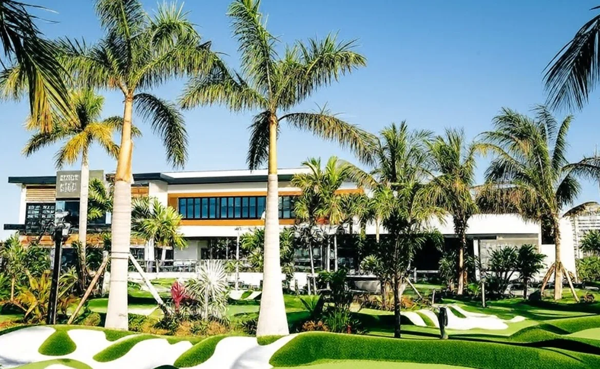 Popstroke in West Palm Beach Florida view of golf course